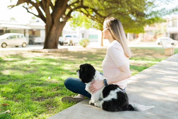 Bedachtzame Vrouw Het Park Met Haar Trouwe Hond Naast Haar — Stockfoto