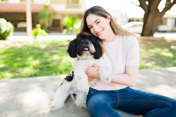 Retrato Uma Mulher Atraente Alegre Seus Anos Abraçando Seu Cão — Fotografia de Stock