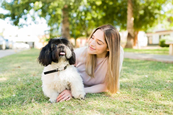 Lachende Prachtige Vrouw Liggend Het Gras Kijkend Naar Haar Schattige — Stockfoto