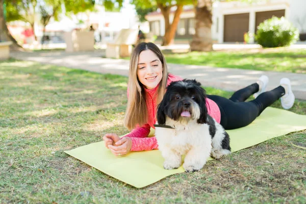 Aantrekkelijke Jonge Vrouw Sportkleding Liggend Rustend Een Trainingsmat Het Park — Stockfoto