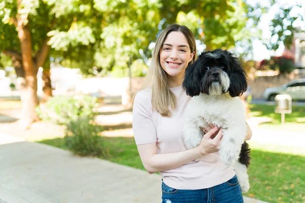 Parkta Şirin Shih Tzu Köpeğini Taşırken Gülümseyen Beyaz Bir Kadının — Stok fotoğraf