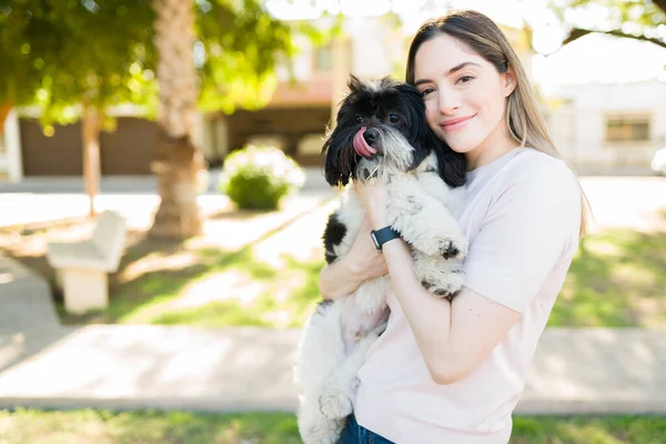 公園でかわいい犬を抱きかかえている美しい幸せな女性の肖像画 犬の所有者は 屋外でShish Tzu子犬を運ぶ — ストック写真