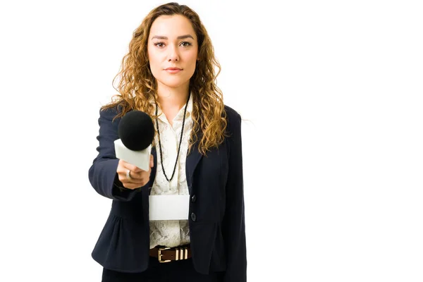 Retrato Jornalista Profissional Segurando Microfone Entrevistando Alguém Belo Repórter Hispânico — Fotografia de Stock