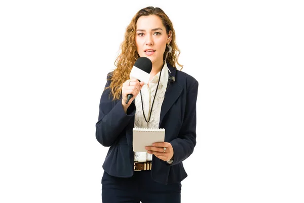 Portret Van Een Mooie Journalist Met Een Notebook Een Microfoon — Stockfoto