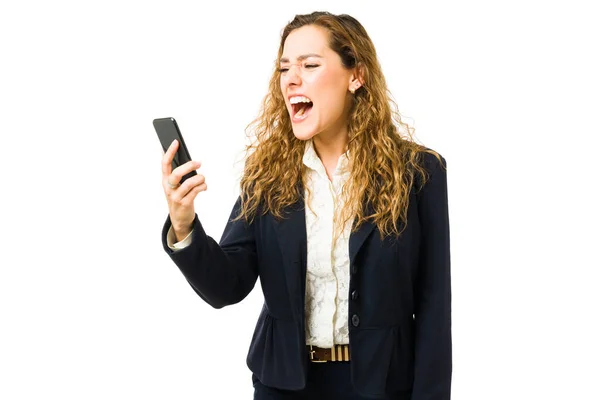 看着智能手机上的短信或电子邮件 让职业女性感到愤怒和愤怒 与同事或客户吵架的年轻女商人 — 图库照片