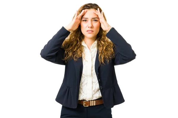 Besorgte Junge Frau Die Aufgrund Ihrer Stressigen Beruflichen Arbeit Starke — Stockfoto