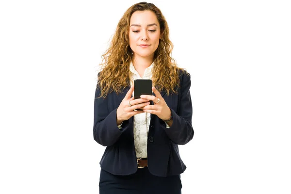 Aantrekkelijke Professionele Vrouw Typen Sms Haar Smartphone Lachende Zakenvrouw Met — Stockfoto