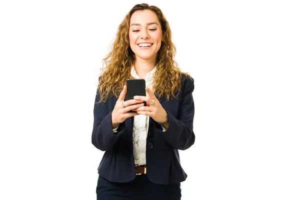 Vrolijke Zakenvrouw Die Naar Haar Smartphone Kijkt Lacht Terwijl Een — Stockfoto