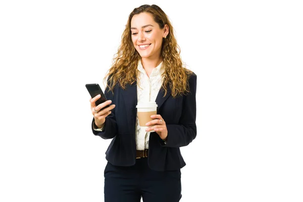 Gelukkige Zakenvrouw Glimlachend Terwijl Naar Sociale Media Kijkt Haar Smartphone — Stockfoto