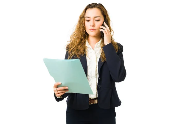 Mooie Professionele Vrouw Twintig Die Werkdocumenten Leest Een Map Aan — Stockfoto