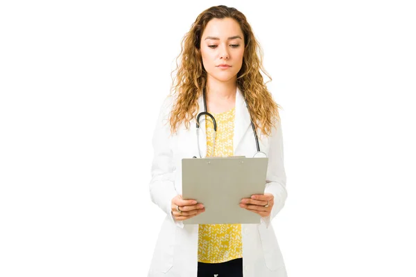 Profesjonalna Lekarka Trzymająca Czytająca Kartę Medyczną Pacjenta Latynoska Młoda Kobieta — Zdjęcie stockowe