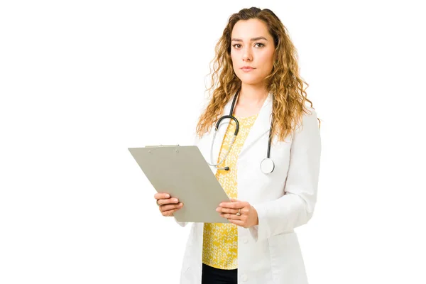 Poważny Lekarz Białym Fartuchu Trzymający Kartę Medyczną Pacjenta Podczas Pracy — Zdjęcie stockowe