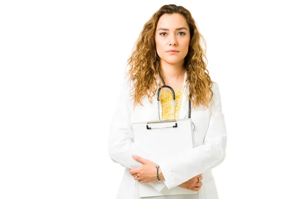 Portret Pięknej Lekarki Białym Płaszczu Stetoskopie Młody Specjalista Medyczny Trzymający — Zdjęcie stockowe