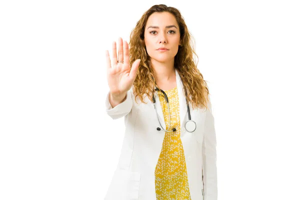 Una Dottoressa Ispanica Che Gesto Alla Mano Dice Qualcuno Fermarsi — Foto Stock