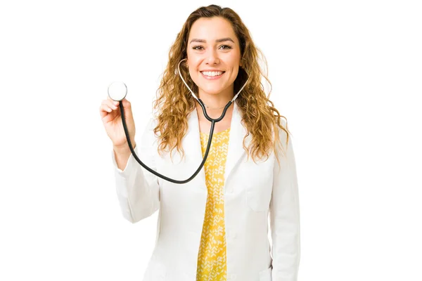 Latynoska Młoda Kobieta Uśmiechnięta Podczas Pracy Jako Lekarz Szpitalu Udana — Zdjęcie stockowe