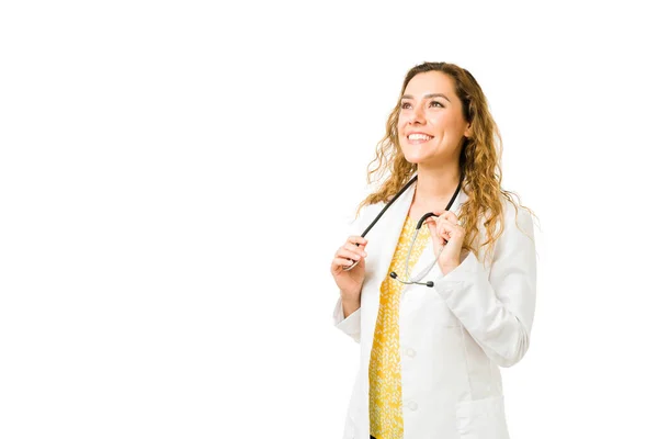 Kobieta Lekarz Białym Płaszczu Uśmiechnięta Patrząca Górę Białym Tle Przemyślany — Zdjęcie stockowe