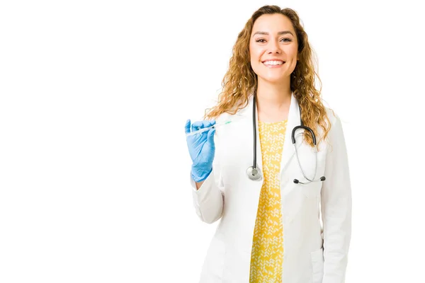 Giovane Donna Felice Indossando Guanti Tenendo Una Dose Vaccino Medicinale — Foto Stock