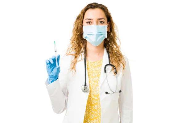 漂亮的女医生戴着面罩和手套 手里拿着一针疫苗和注射器 医疗专家准备为病人接种牛瘟病毒疫苗 — 图库照片