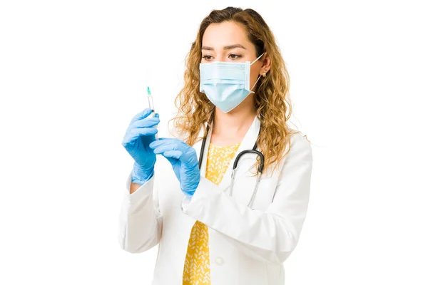 有魅力的女医生 戴着口罩和手套 准备用注射器给病人接种疫苗 穿着白衣的年轻职业女性 能防止眼镜蛇19号病毒的传播 — 图库照片