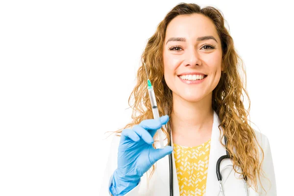 Ritratto Felice Medico Ispanico Sorridente Mentre Tiene Mano Una Siringa — Foto Stock