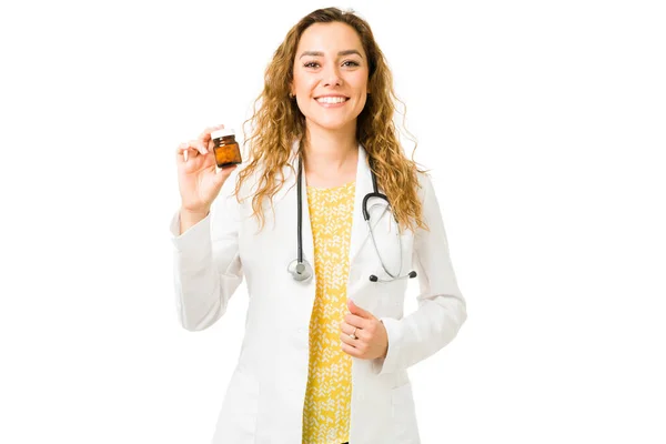 Wspaniała Lekarka Trzymająca Butelkę Tabletek Lub Witamin Uśmiechnięta Latynoski Lekarz — Zdjęcie stockowe
