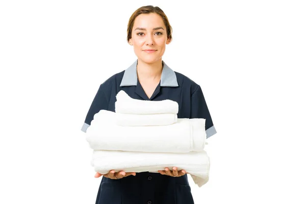 一个20多岁的迷人的拉丁女人在酒店做清洁女佣的肖像 拿着干净新鲜毛巾的西班牙女佣 — 图库照片