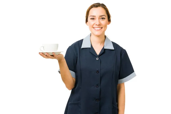 Bella Giovane Donna Con Uniforme Sorridente Mentre Lavora Come Cameriera — Foto Stock