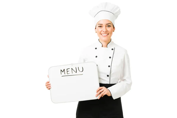 Chef Feminino Uniforme Branco Mostrando Delicioso Cardápio Restaurante Jovem Trabalhando — Fotografia de Stock