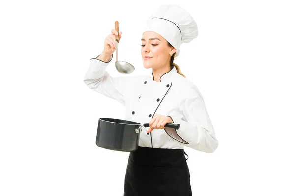 Hermosa Joven Que Trabaja Como Chef Restaurante Cocinera Saboreando Sopa — Foto de Stock