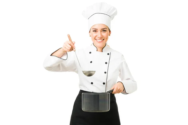 Chef Fêmea Fazendo Contato Visual Enquanto Segura Uma Concha Uma — Fotografia de Stock
