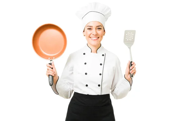 Feliz Hermosa Mujer Joven Con Uniforme Blanco Con Sombrero Trabajando —  Fotos de Stock