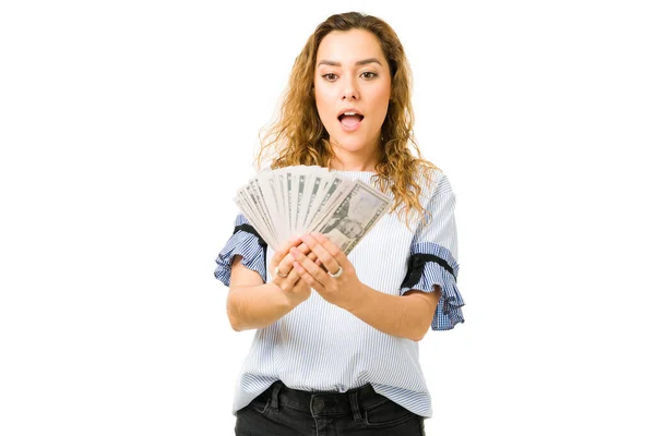 Jovem Feliz Sentindo Surpreso Chocado Depois Ganhar Muito Dinheiro Mulher — Fotografia de Stock