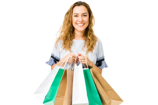 Retrato Una Atractiva Joven Mostrando Sus Bolsas Compras Mientras Posaba — Foto de Stock