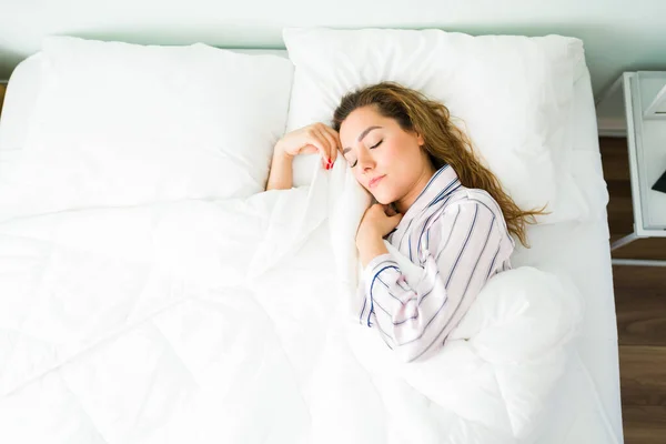 Latin Gyönyörű Pizsamában Meleg Ágyban Alszik Paplannal Borítva Fáradt Álmodik — Stock Fotó