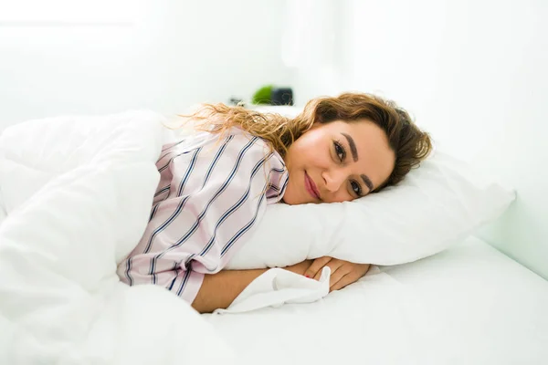 Güzel Bir Kadın Rahat Bir Yatakta Beyaz Bir Yorganla Yatarken — Stok fotoğraf