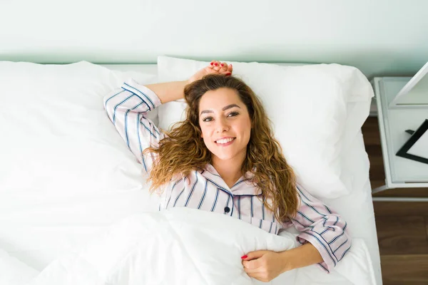 Vista Superior Una Atractiva Mujer Acostada Una Cama Cálida Sonriente —  Fotos de Stock