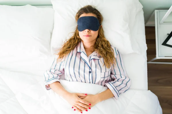 Спляча Жінка Лежить Своєму Білому Ліжку Використовує Маску Сну Щоб — стокове фото
