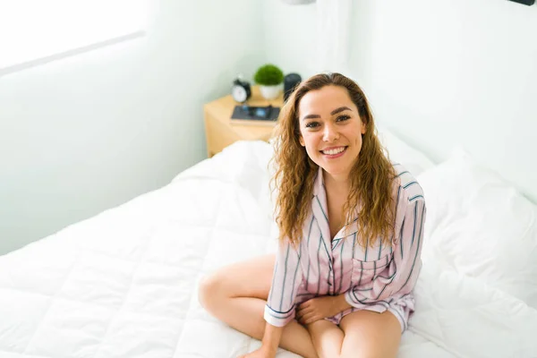 Mujer Atractiva Con Hermoso Pijama Rosa Sonriendo Haciendo Contacto Visual —  Fotos de Stock
