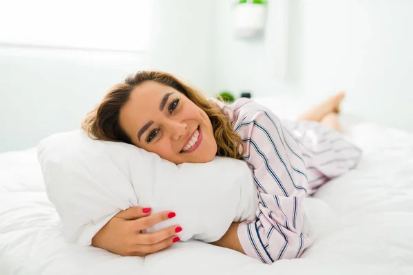 Retrato Una Hermosa Mujer Latina Pijamas Acostada Descansando Cómoda Cama —  Fotos de Stock