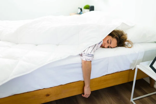 Zmęczona Młoda Kobieta Śpi Brzuchu Ciepłym Łóżku Wygodnym Łóżku Pokryta — Zdjęcie stockowe