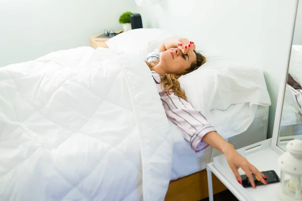 Moe Slaperige Spaanse Vrouw Wakker Haar Comfortabele Bed Terwijl Het — Stockfoto