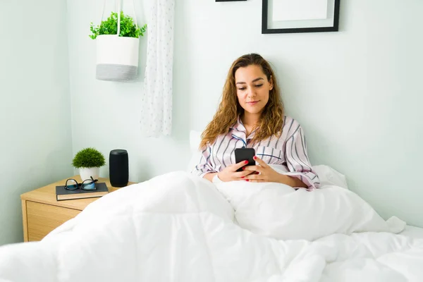 Mooie Vrouw Pyjama Zitten Haar Bed Wakker Worden Glimlachen Tijdens — Stockfoto