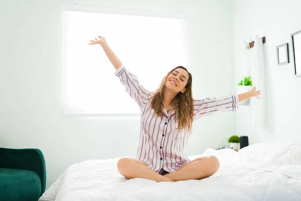 Mulher Positiva Atraente Com Pijama Sentado Cama Depois Acordar Esticar — Fotografia de Stock
