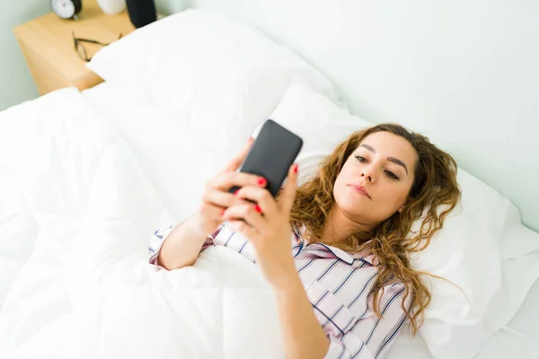 Mujer Joven Cansada Descansando Cama Después Despertarse Por Mañana Enviando —  Fotos de Stock