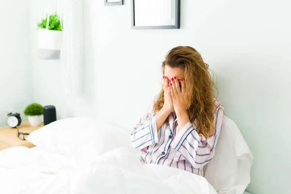 Разбитая Горем Молодая Женщина Пижаме Закрывая Лицо Руками Проснувшись Утром — стоковое фото