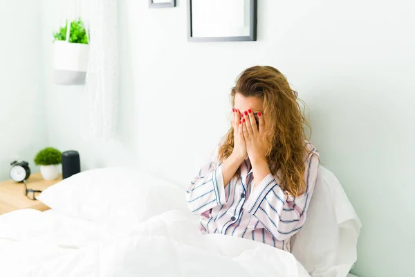 Hjärtkrossad Ung Kvinna Pyjamas Som Täcker Ansiktet Med Händerna Efter — Stockfoto