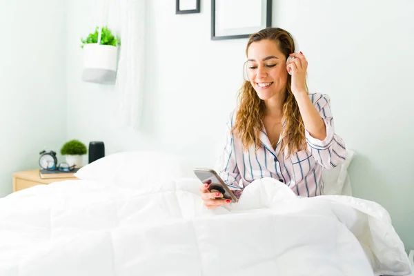 Opgewonden Latijnse Vrouw Die Naar Muziek Luistert Met Een Koptelefoon — Stockfoto