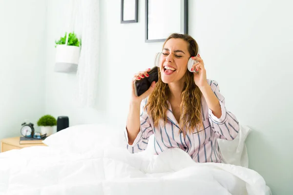 Glückliche Frau Singt Ihr Lieblingslied Während Sie Mit Kopfhörern Musik — Stockfoto