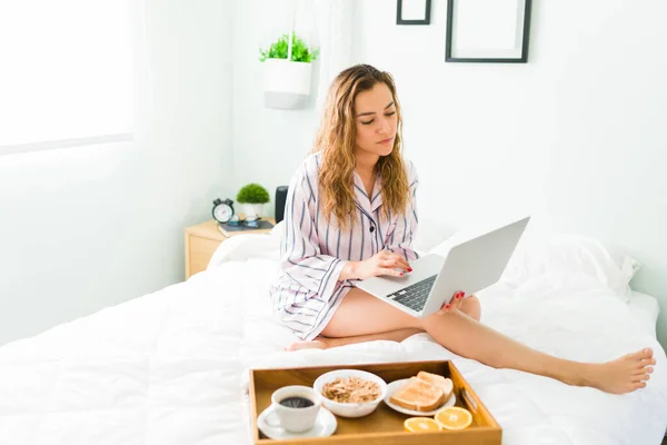 Schläfrige Frau Ihren Dreißigern Mit Schlafanzug Bett Sitzend Und Beim — Stockfoto