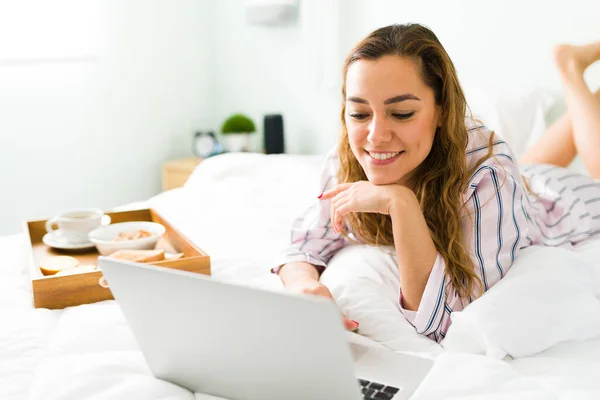 Joven Mujer Alegre Escribiendo Ordenador Portátil Compras Línea Mientras Descansa —  Fotos de Stock